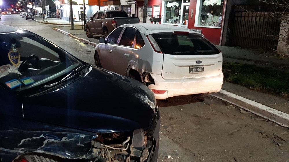 Conductor Ebrio Chocó Su Auto Contra Un Rodado Estacionado | Aire Libre ...