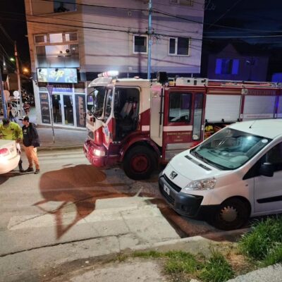 Violento choque en una esquina tres veh culos da ados y dos