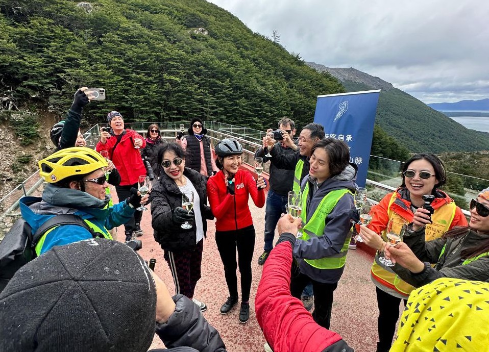 Ciclistas de China en travesía, para promocionar el destino Ushuaia