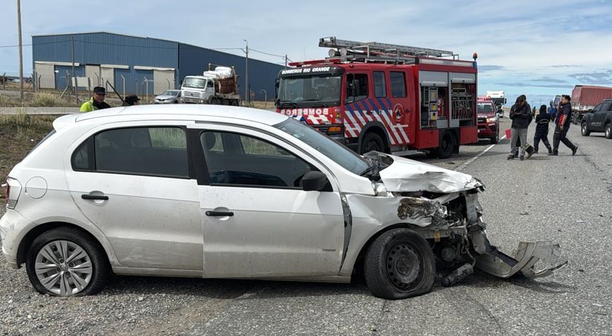 (VIDEO) Un conductor intentó cruzar la Ruta n°3 e impactó contra un camión