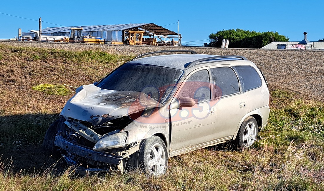 Automóvil chocó contra un poste y se incendió: El conductor, detenido