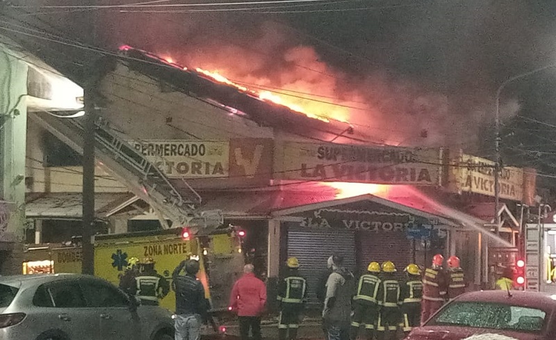 (VIDEO) Por el incendio en la madrugada, la Policía detuvo a un sospechoso