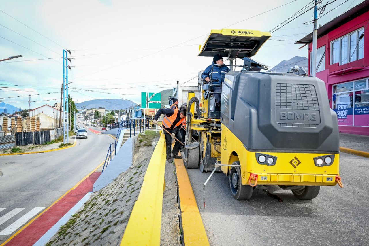 Mejoras en el pavimento, de una transitada calle