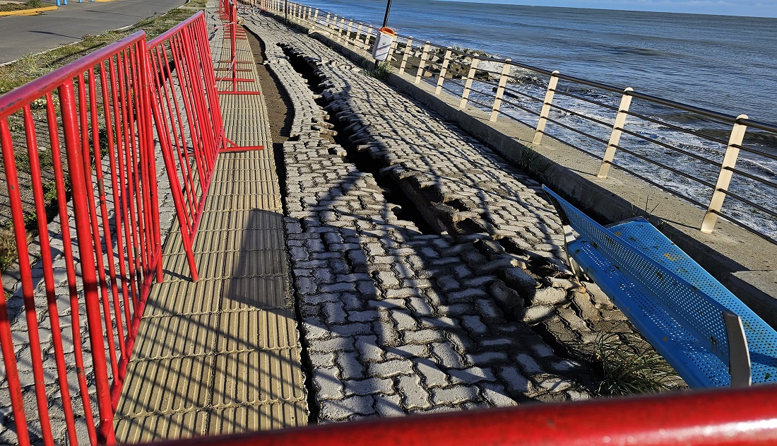 Daños en la Costanera: Se desplazó parte de la vereda