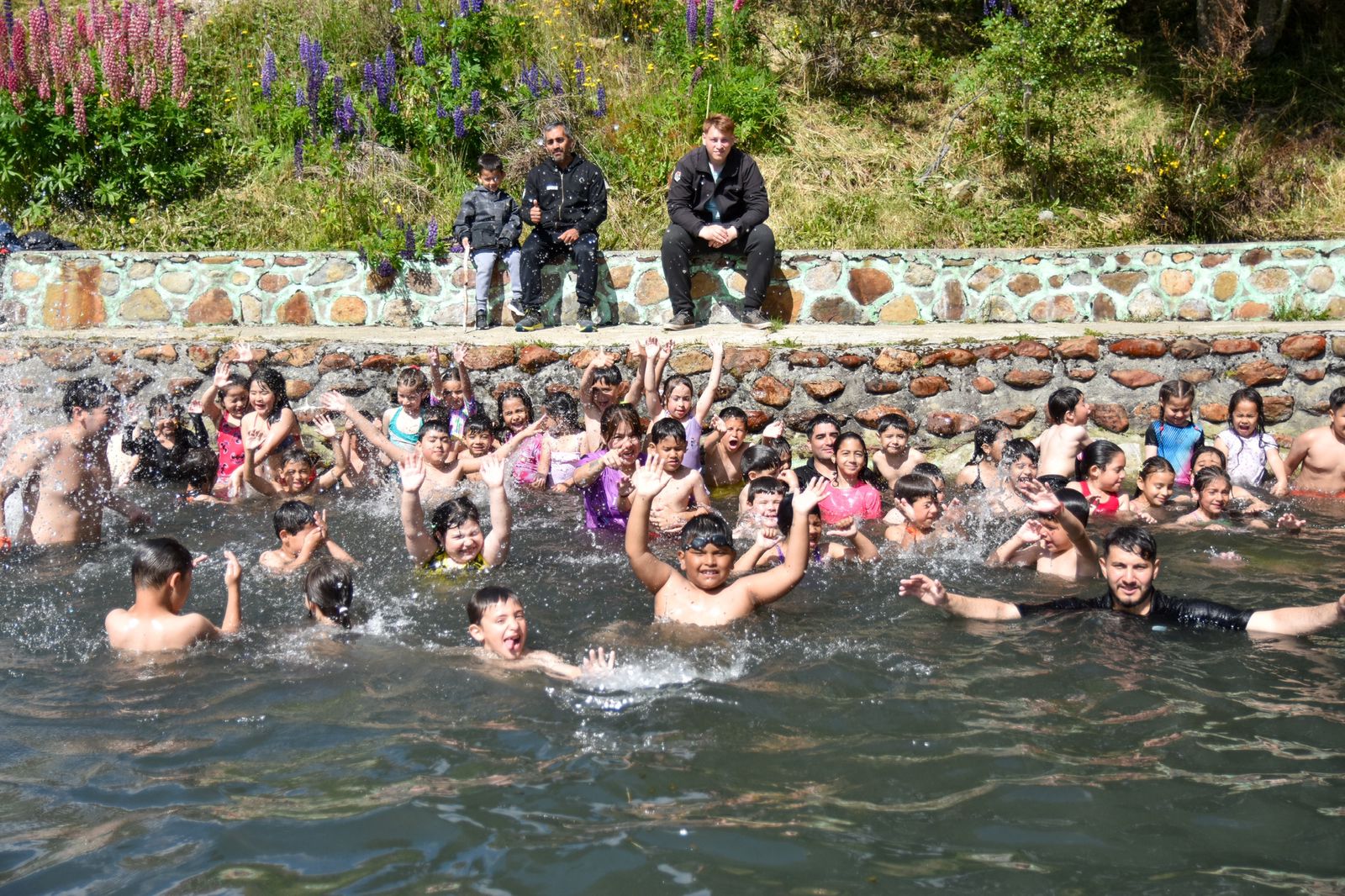 Niños y niñas disfrutaron de una jornada en las Termas del Río Valdez