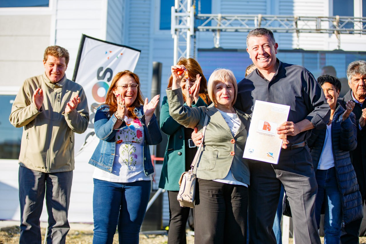 Melella encabezó la entrega de 54 viviendas en Río Grande